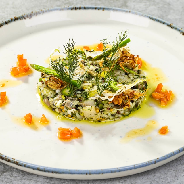 Tatar ze śledzia/ koper włoski/ zielone szparagi